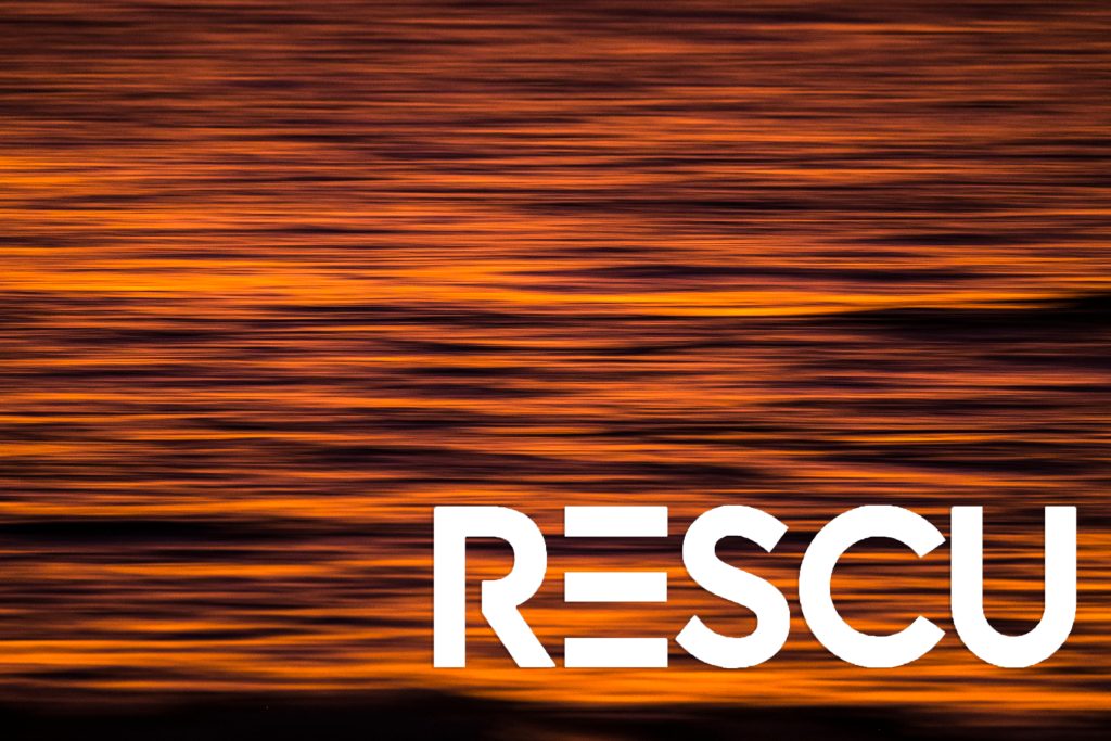 RESCU artistic-image-with-blurry-and-stretched-ocean-red-